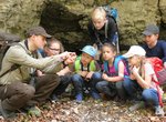 Der Ranger Steffen zeigt Kindern Details des Biosphärengebietes