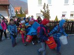 Kinder unterwegs mit Mülleimern um Müll zu sammeln