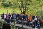 Mitglieder von Nationale Naturlandschaften e.V. stehen auf einer Brücke im Grünen