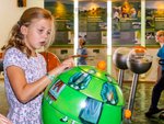 Ein Mädchen schaut sich die Ausstellung im Biosphärengebiet an 