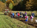 Kinder unterwegs auf dem Kartoffelacker