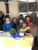 Schülerinnen und Schüler präsentieren ihre Ernte auf einem Verkaufstisch