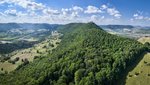 Luftaufnahme mit Blick auf die Burg Teck und den Albtrauf