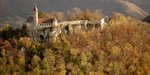 Blick auf die malerische Burgruine Teck im Herbstwald
