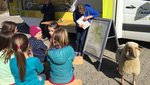 Kinder bei der Markungsputzete mit dem Biosphärenmobil