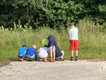 Kinder stehen an der Lauter