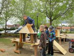 Kinder am Bau der Holzfassade der Hühnerbude 
