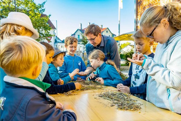 Schulklasse im Biosphärenzentrum lernen Spannendes über die Natur