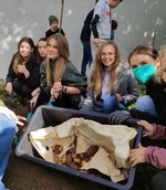 Jugendliche präsentieren ihre Kartoffelernte