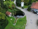 Luftbild vom Rossbrunnen in Lonsingen. Neben dem Brunnenbecken ist noch das Tränkbecken erhalten.