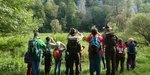 Eine Gruppe Junior Ranger bei der Naturbeobachtung.