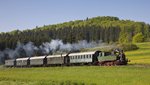 Die Schwäbische Alb Bahn fährt durch eine sonnige Landschaft