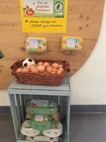 Frische Hühnereier der Schule in einem Bastkorb