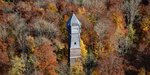Der Römersteinturm bei Donnstetten zwischen den Bäumen im Herbst