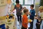 Lehrer serviert Bratkartoffeln an Schüler