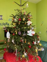 Geschmückter Tannenbaum im Haus für Kinder in Ostfildern