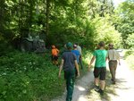Kindergruppe gemeinsam mit Rangern und Waldarbeitern im Wald