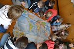 Kinder mit Weltkarte