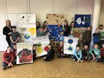 Kinder zeigen ihre selbstgebastelten Klimaplakate