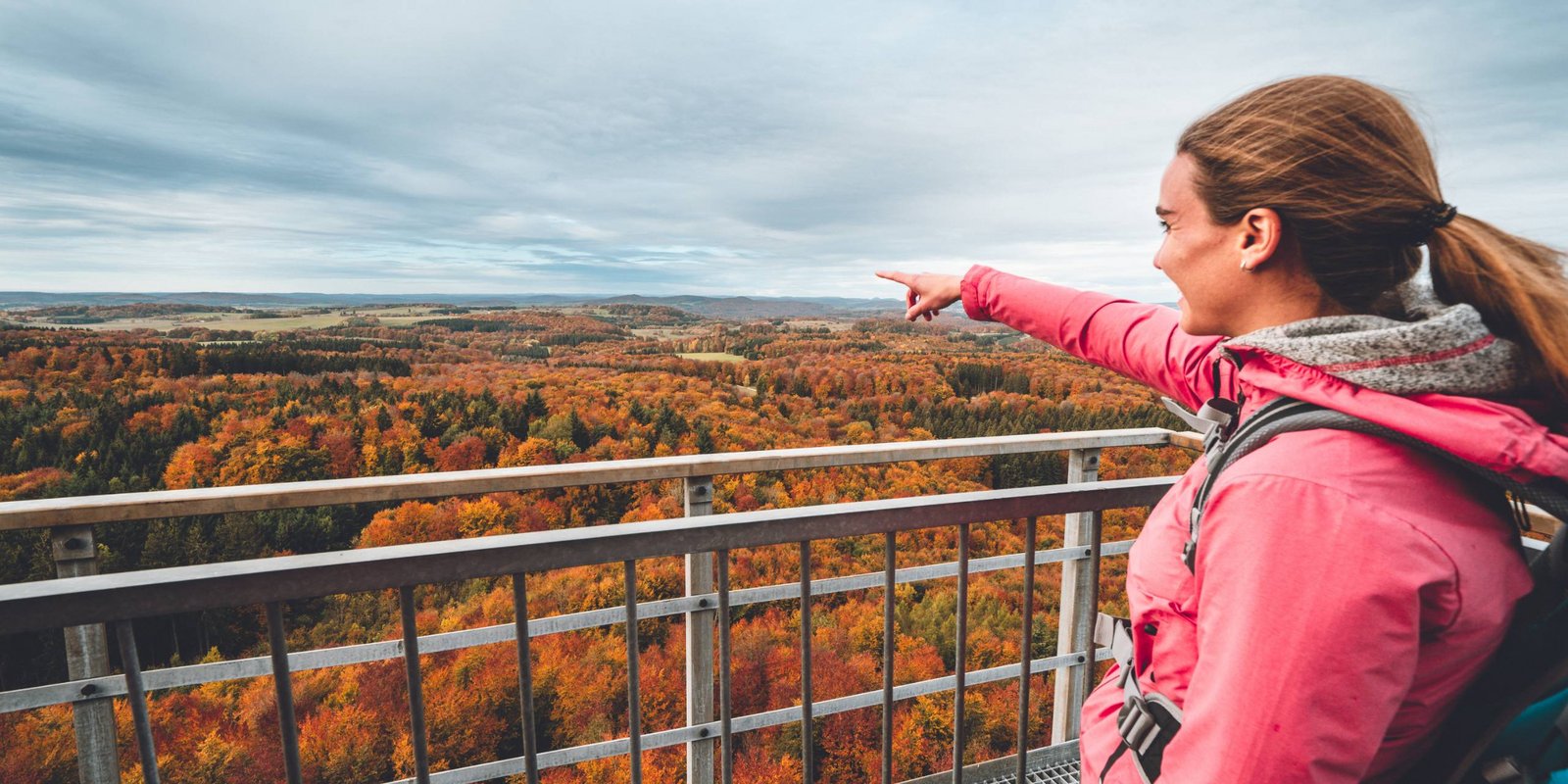 Eine Frau schaut sich die Aussicht von einem Turm aus an