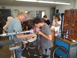 Jugendliche reparieren ein Fahrrad