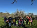 Schülerinnen und Schüler unterwegs auf einer Wiese