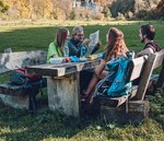 Eine Gruppe junger Leute macht Picknick im Biosphärengebiet
