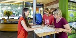 Besucher im Biosphärenzentrum schauen sich eine Landkarte an 