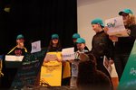 Kinder präsentieren ein Theaterstück über die Schillerschule