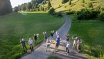 Eine Gruppe von ALBGEMACHT Mitgliedern steht auf einer Wiese