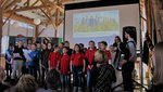 Kinder auf der Bühne einer Biosphärenschule singen das Biosphärenlied