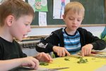 Kinder schneiden im Klassenzimmer Kräuter klein
