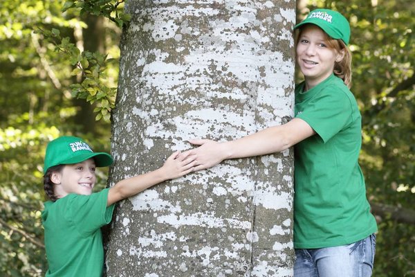 Junior Ranger umarmen einen Baum