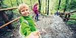 Kinder unterwegs auf den Wegen im Wald 