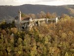 Blick auf die Burg Teck am herbstlich gefärbten Albtrauf