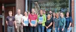 Mitarbeitende der Geschäftsstelle Biosphärengebiet Schwäbische Alb mit dem Antrag auf UNESCO-Anerkennung; Fotografie: Geschäftsstelle Biosphärengebiet Schwäbische Alb.
