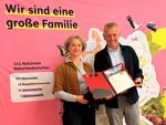 Peter Südbeck (rechts), Vorstandsvorsitzender Nationale Naturlandschaften e. V. übereicht Dr. Antje Wurz von der Stiftung Naturlandschaften Brandenburg – Die Wildnisstiftung die Urkunde zur Anerkennung des Wildnisgebiets Heidehof als Nationale Naturlandschaft in der Kategorie Wildnisgebiete.