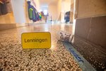 Kaffeebecher auf Boden des Schulgebäudes mit kleinem Schild "Lenningen"