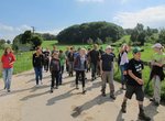 Eine Gruppe Junior Ranger ist auf einem Ausflug im Biosphärengebiet Schwäbische Alb unterwegs