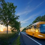 Ein Bus fährt auf einer Straße vorbei