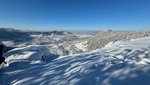 Blick über eine verschneite Winterlandschaft zum Hohenneuffen