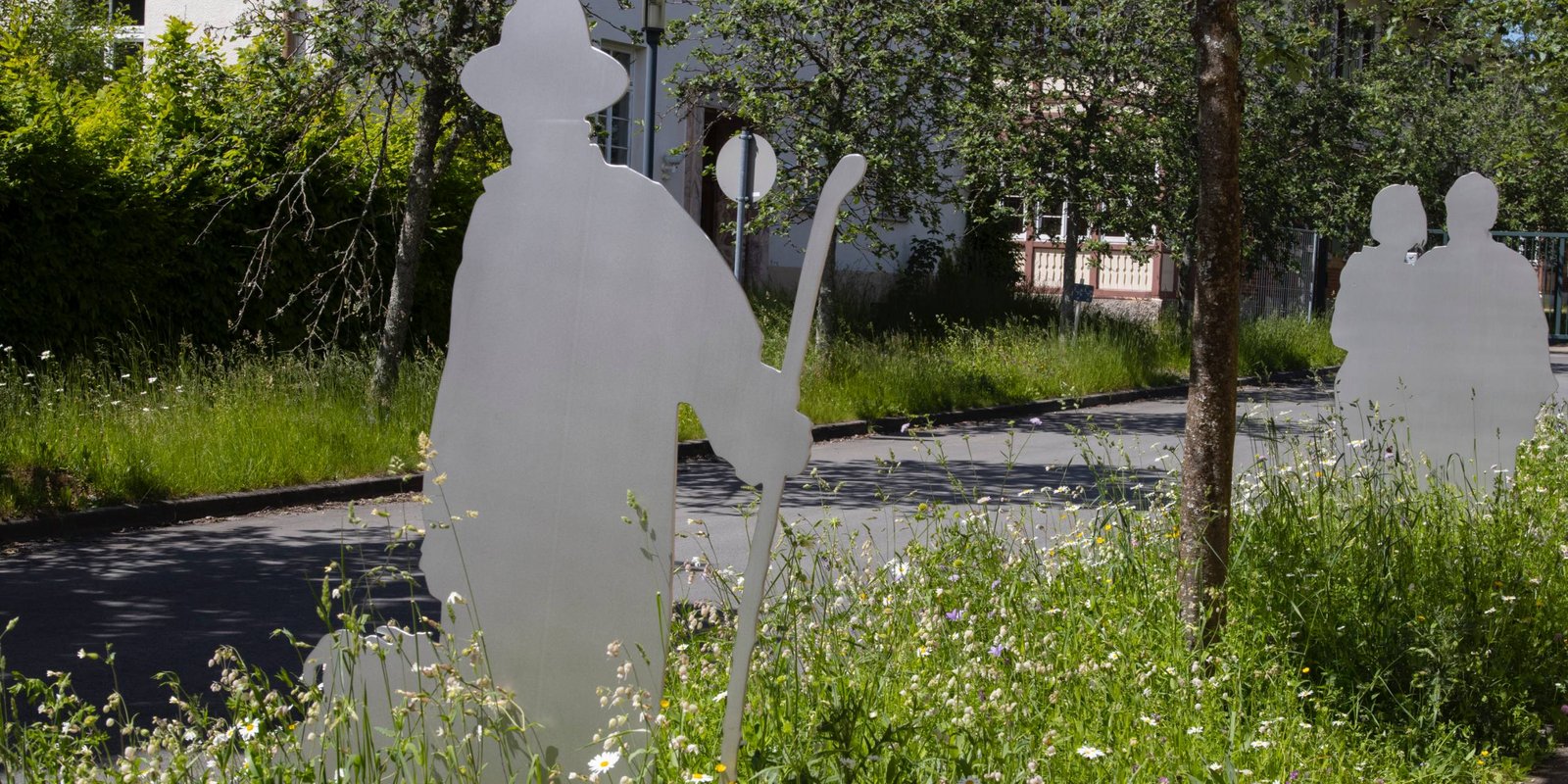 Metallfiguren stehen in einem Blühstreifen Metallfiguren stehen in einem Blühstreifen