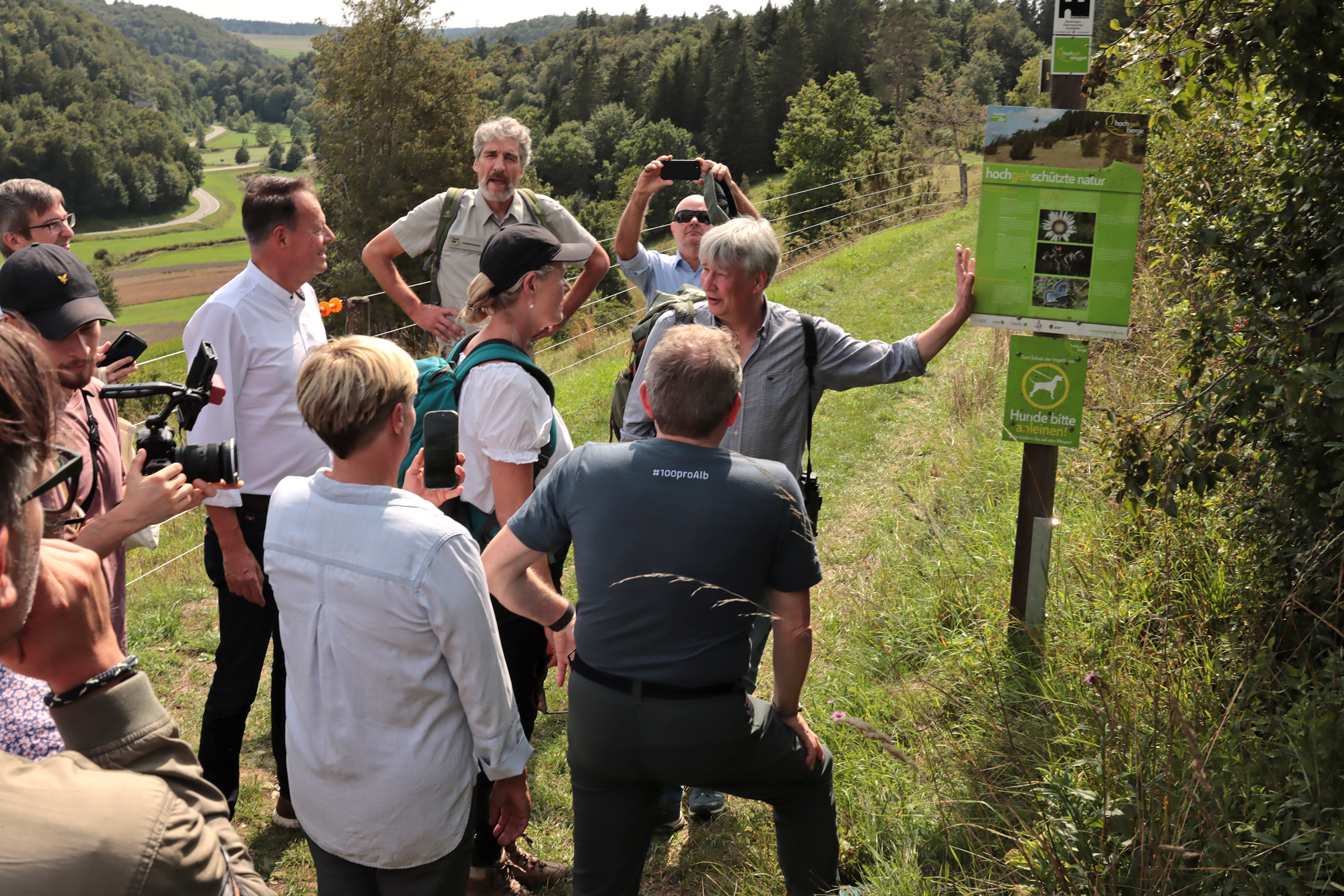 Ministerin Thekla Walker im Gespräch Klaus Tappeser (Regierungspräsident Tübingen) und Achim Nagel (Leitung BSG Schwäbische Alb)